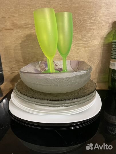 Набор столовой посуды (в подврок бокалы )