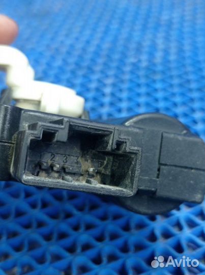 Моторчик заслонок отопителя Audi A6C6 седан ASN