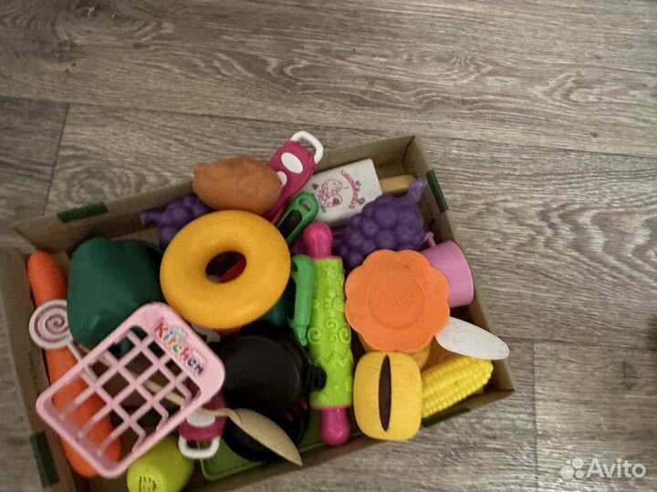 Детская кухня с посудой