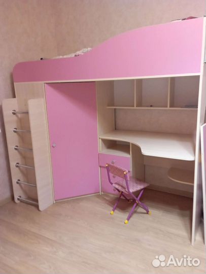 Кровать чердак со столом и шкафом