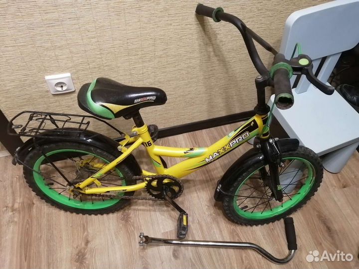 Детский велосипед с ручкой