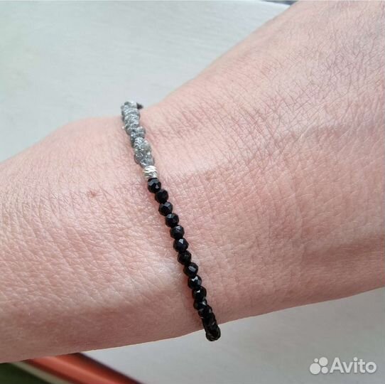 Браслет с серыми алмазами и чёрной шпинелью
