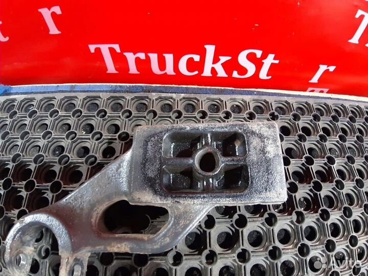 Кронштейн амортизатора переднего правый