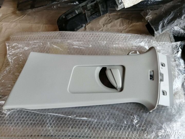 Обшивка стойки ремня безопасности Tiguan левая