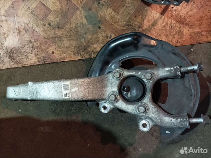 Кулак передний Lexus IS250