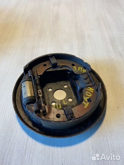 Щит опорный задний правый Nissan Note E11