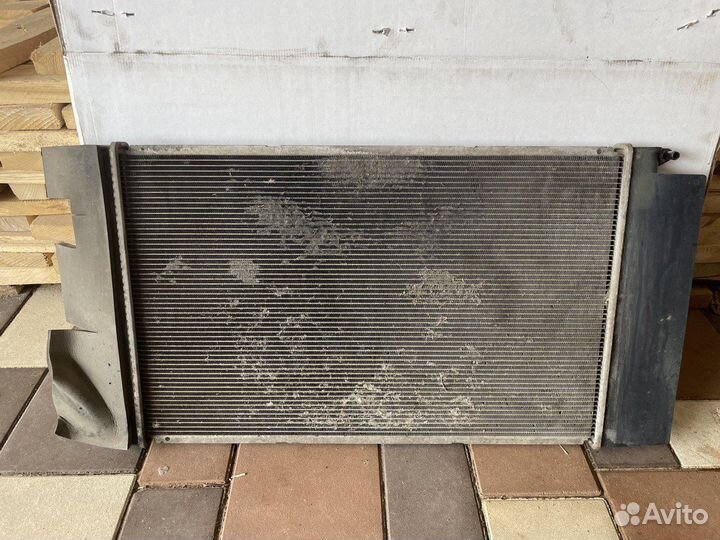 Радиатор охлаждения на toyota Auris