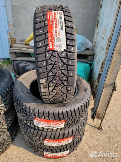 Bridgestone Blizzak Spike-02 215/60 R16 95T