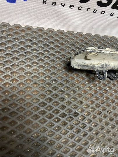 Петля решётки радиатора Volvo FH4 20545092