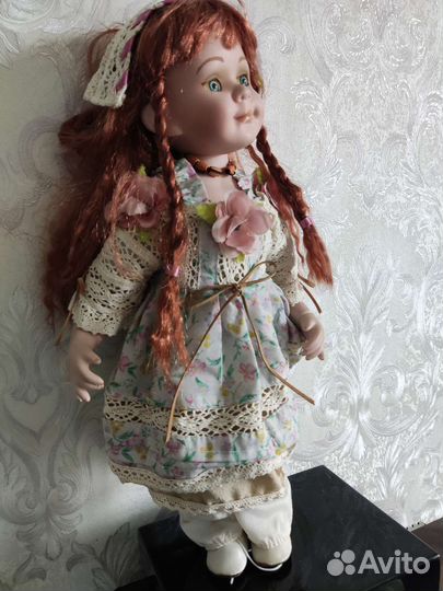 Кукла фарфоровая