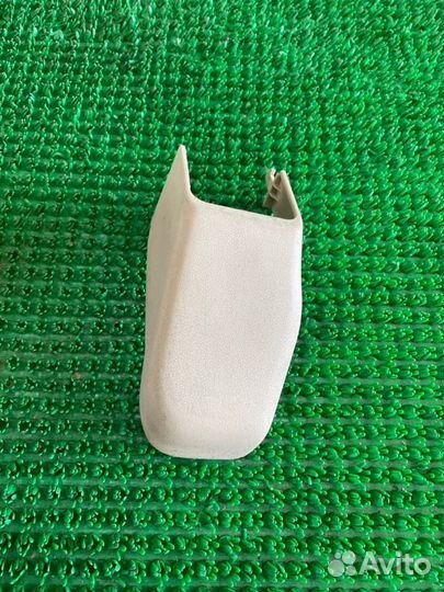 Крышка петли сиденья прав. перед. Toyota Gx470, La