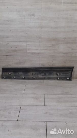 Молдинг двери передний левый Volkswagen Touareg 2