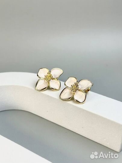 Серьги Белый цветок в золоте Бижутерия