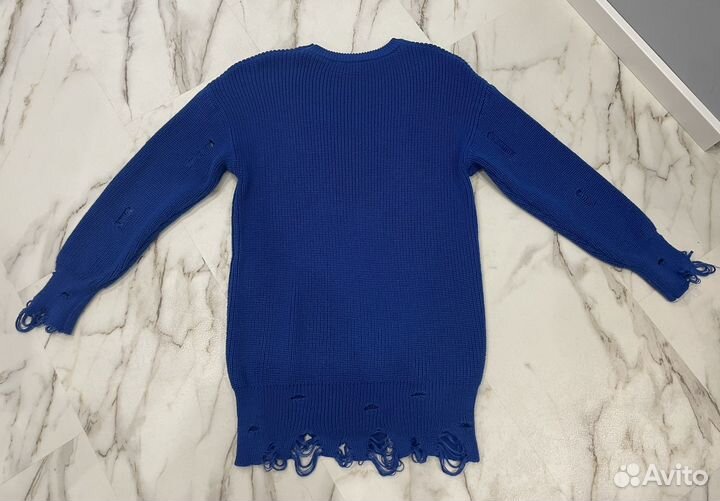 Свитер женский рваный