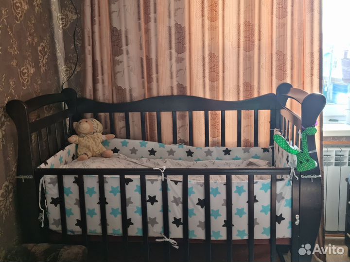 Детская кроватка с универсальным маятником