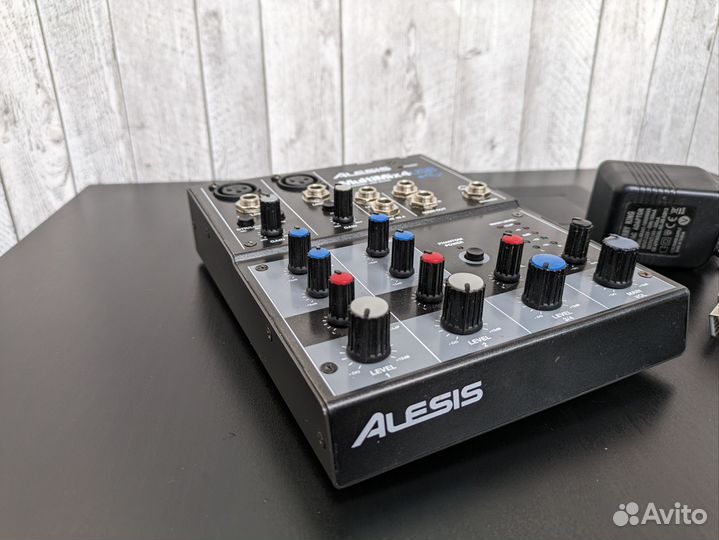Alesis MultiMix 4 USB микшер / звуковая карта