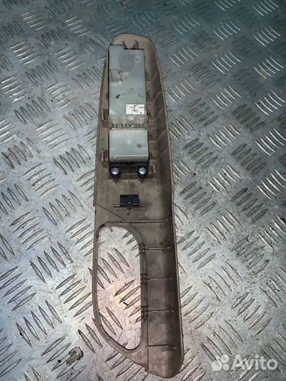 Кнопка стеклоподъемника переднего правого Nissan