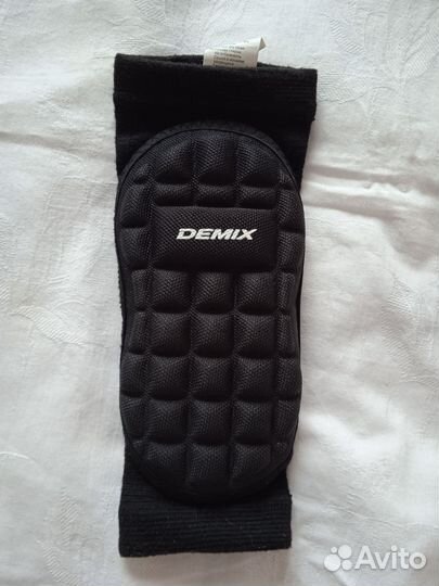 Наколенники и налокотник demix для волейбола