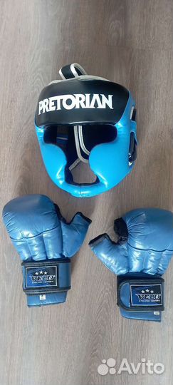 Боксерские перчатки и шлем