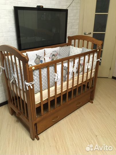 Кроватка- маятник Можга с набором подушечек