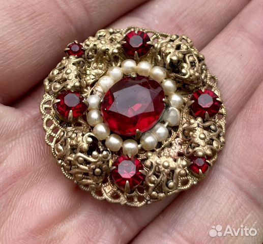Красивая винтажная брошь с Красными камнями