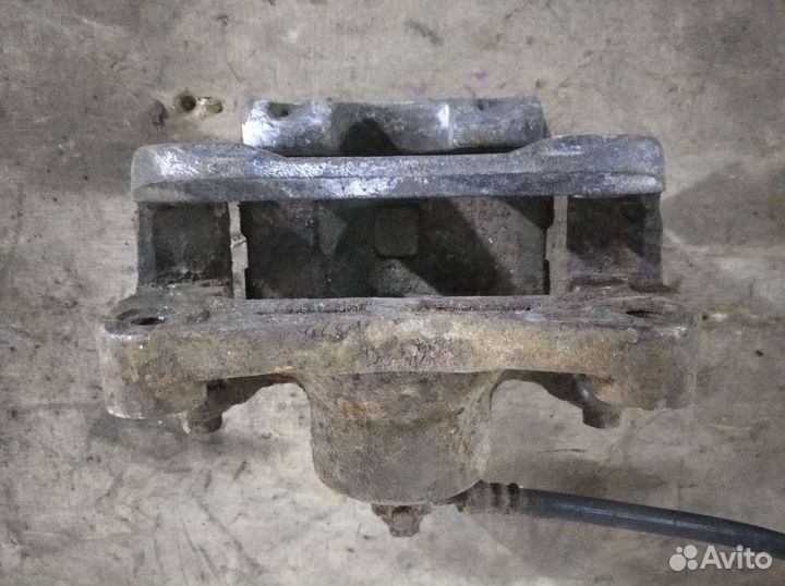 Суппорт тормозной передний правый Toyota Camry V40