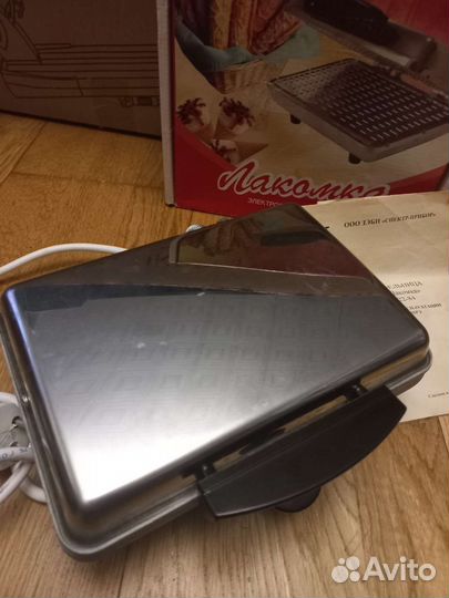 Электровафельница Лакомка