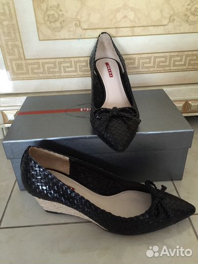 Босоножки Prada на танкетке