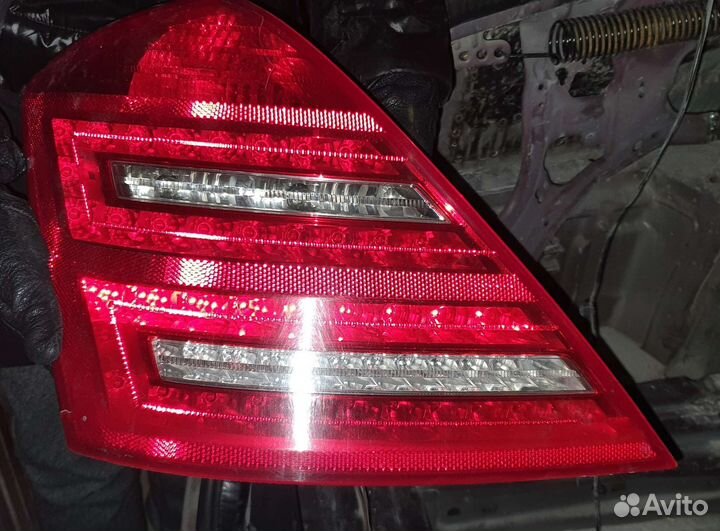 Фонарь задний, левый на мерседес w221