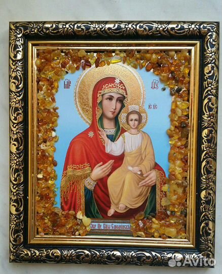 Иконы в обрамлении янтарной крошкой