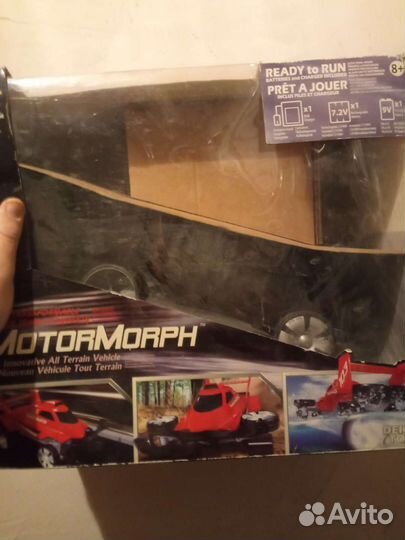 Машина амфибия,плывет,едет