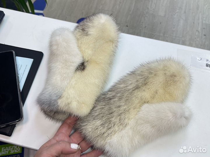 Варежки из норки белые