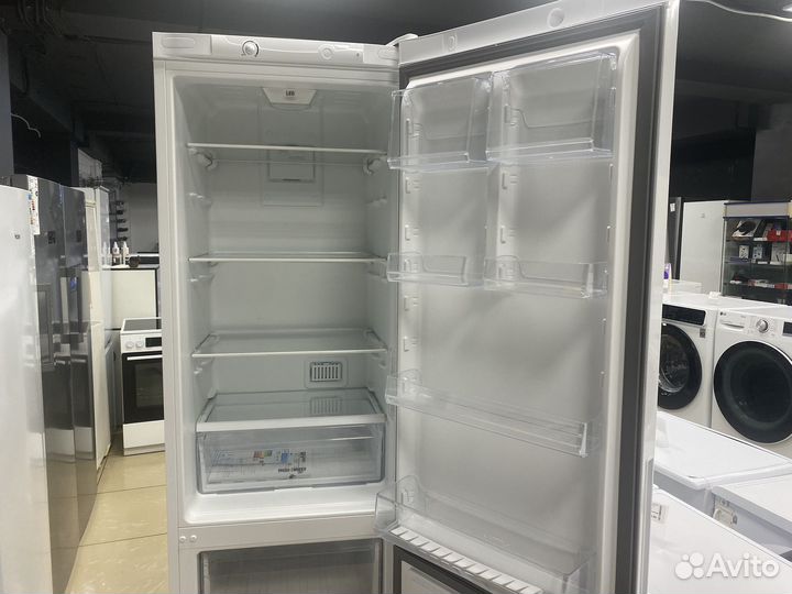 Холодильник Hotpoint HF 4200 W