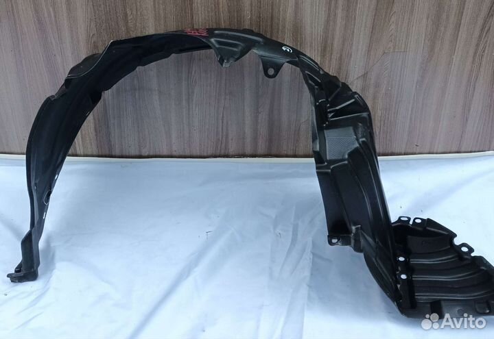 Подкрылок передний