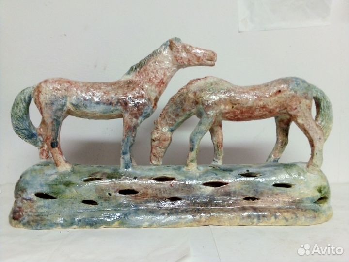 Скульптура кони У воды
