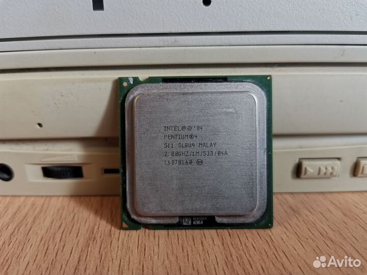 Материнская плата на 775 сокете с процессором