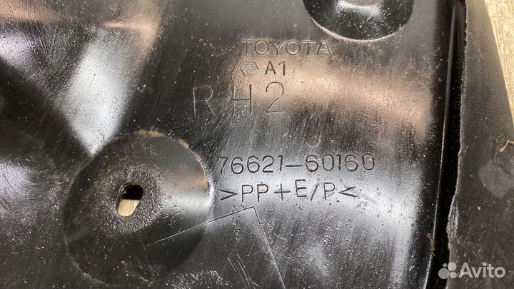 Брызговик Передний Правый Toyota Land Cruiser