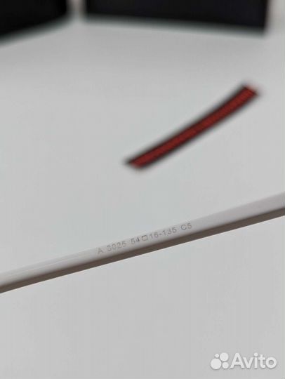 Солнцезащитные очки Prada