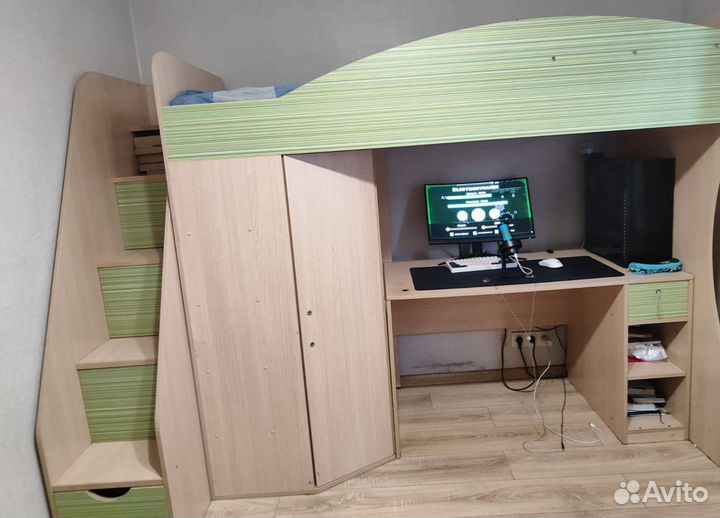 Кровать чердак со столом и шкафом