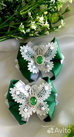 Бантики с кружевными бабочками под зелёную форму
