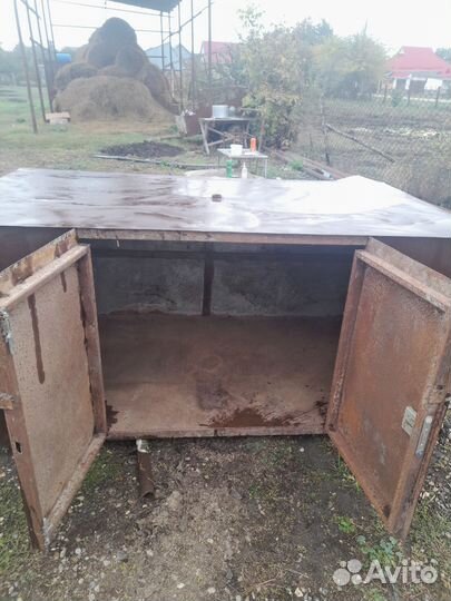 Стол железный