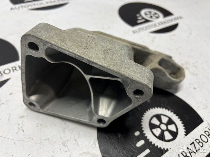 Кронштейн двигателя правый Mercedes-Benz X-Class