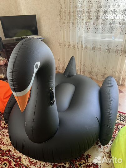 Надувной лебедь