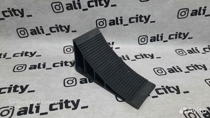 Каблук под колесо маленький автомобильный