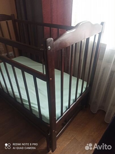 Детская кроватка с маятником