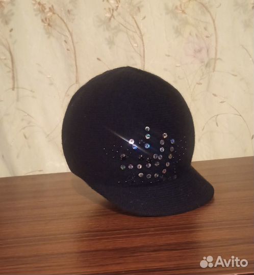 Женская зимняя кепка со стразами
