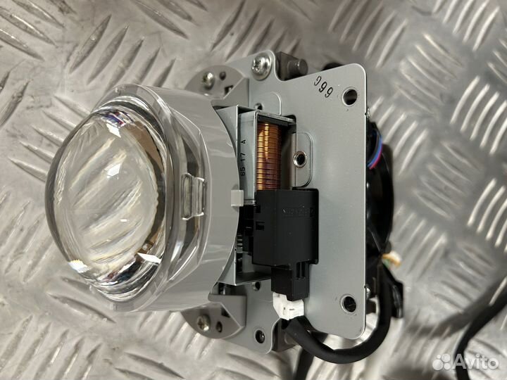 Линза фары + корректор Toyota Prius 50 Левая