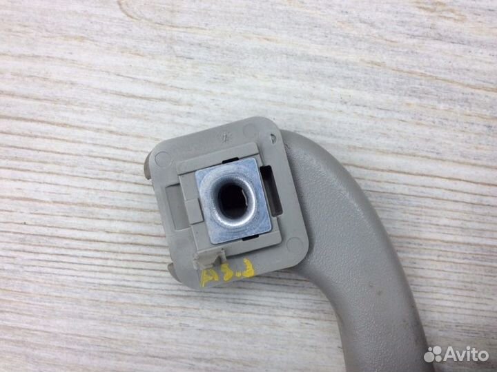 Ручка внутренняя потолочная передняя Opel Astra J