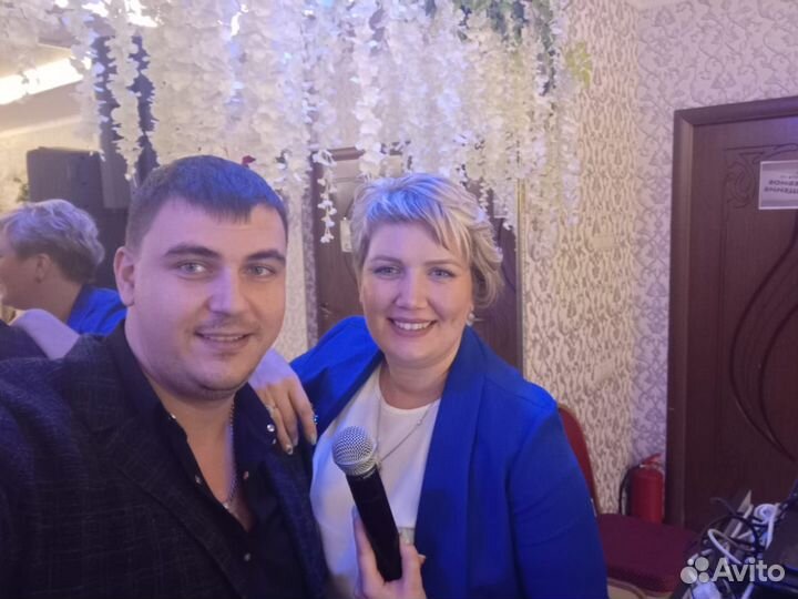 Ведущая и поющий DJ