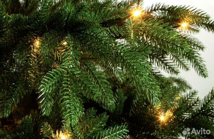 Ель литая с гирляндой 